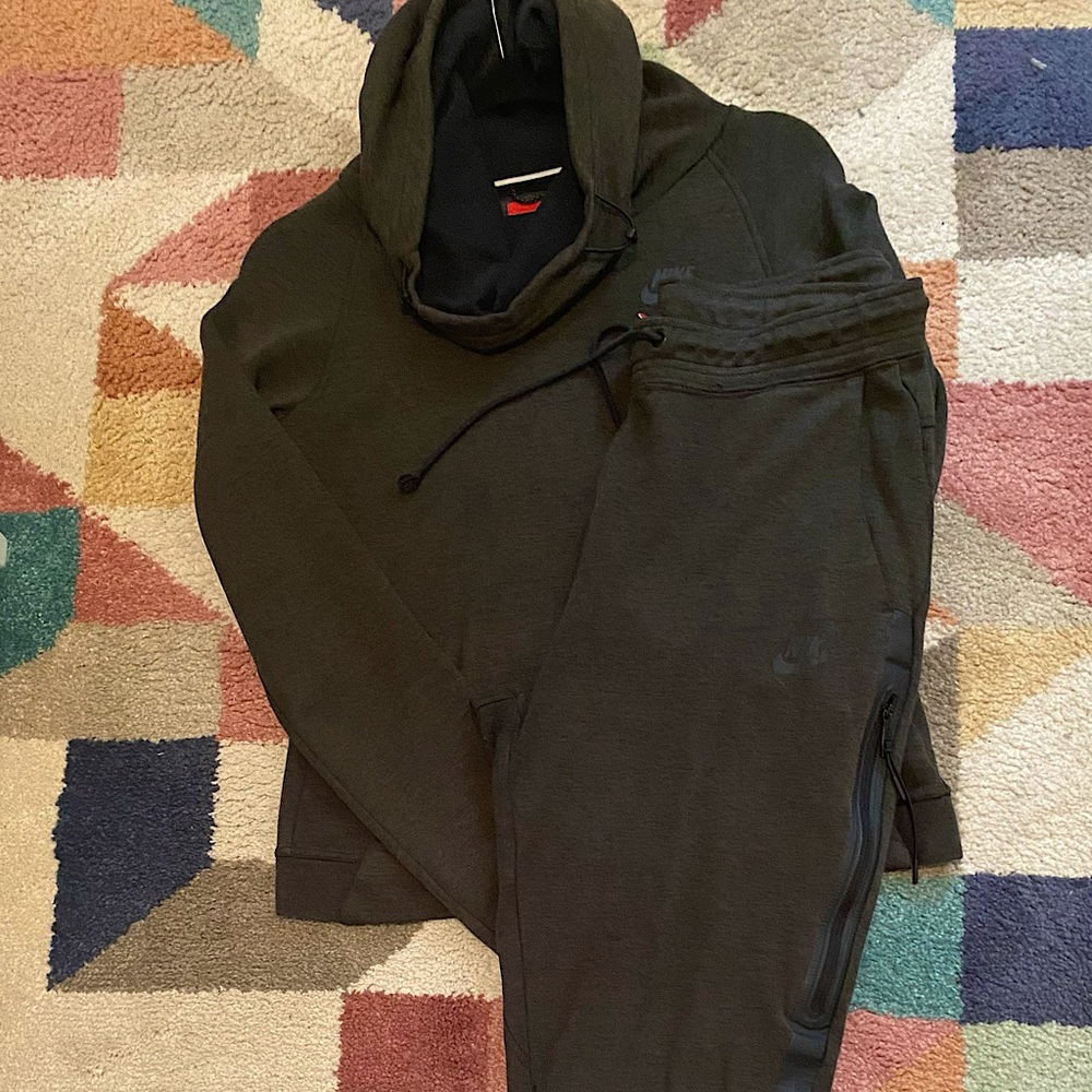 The classic Nike Tech Fleece perfect for your athleisure!